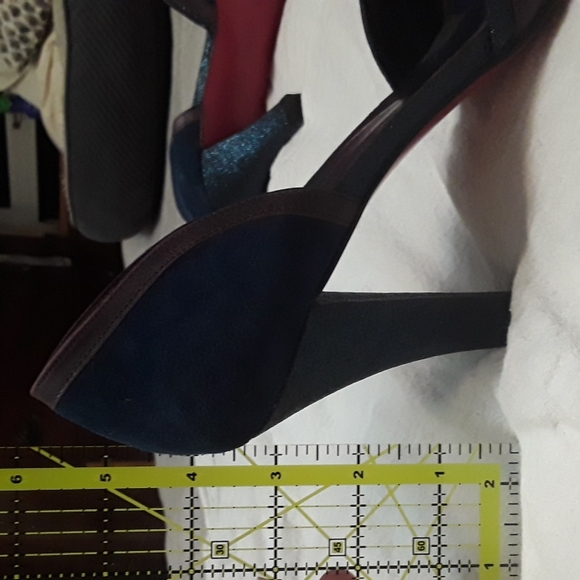 Gorgeous blue suede D'orsay heels - Picture 2 of 5
